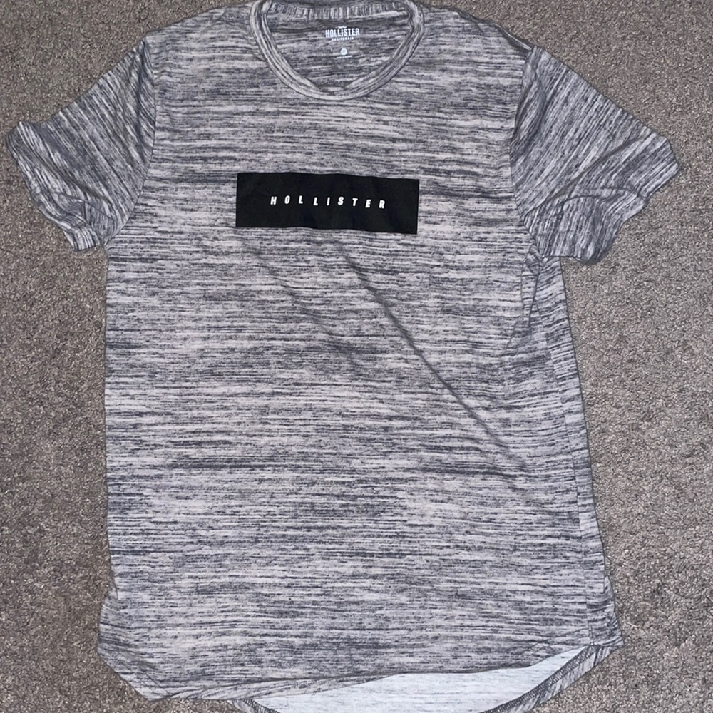 Grey Hollister t shirt.